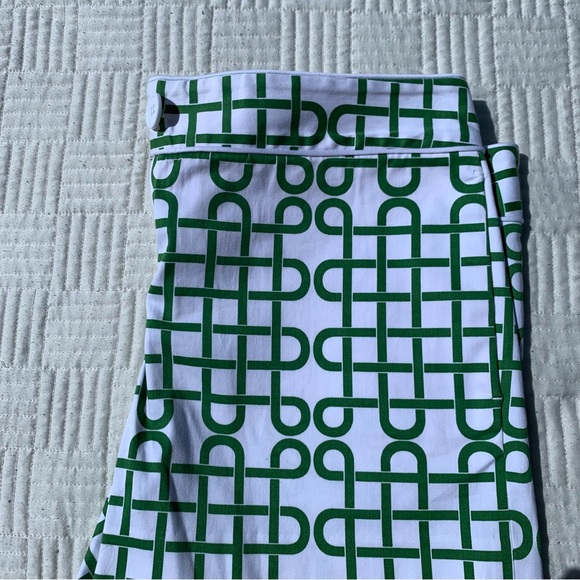 Elizabeth McKay White and Green Patterned Shorts Size 8 - Picture 4 of 4